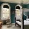 The Pickwick - 2 bedroom, 2 storey house with courtyard garden, just off Pulteney Street