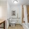 Hampton Inn Dekalb - Near the University