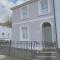 The Lily Pad - Boutique Townhouse, a short walk to Town Center and Racecourse