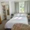 Cotswold studio with kitchen & patio