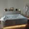 Le Mas aux Amoureux , Suite Romantique et Spa
