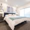 King Bed-Walk Downtown-Free Garage Parking-Laundry