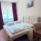 Prime location one bed apartment with hydro bath in Royal Plaza