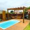 Casa com Banheira, Piscina e Quadra de Areia