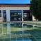 Casa de un ambiente con piscina y quincho