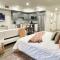 Downtown-King Bed-ADA Elevator-In Unit Laundry