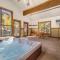 Walk to Festivals! Windows, Fireplace, Hot Tub condo