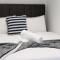 Sydney CBD modern apt with pool gym parking 8 ppl