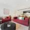 Sydney CBD modern apt with pool gym parking 8 ppl