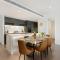 Sydney CBD modern apt with pool gym parking 8 ppl