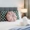 Sydney CBD modern apt with pool gym parking 8 ppl