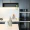 Sydney CBD modern apt with pool gym parking 8 ppl
