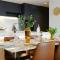Sydney CBD modern apt with pool gym parking 8 ppl