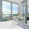 Sydney CBD modern apt with pool gym parking 8 ppl