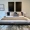 Elevator-Downtown View-Garage-King Bed-Laundry