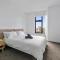 75R Stylish Abnb-Style One Bedroom Apartment in Rosebery, Parking