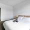 75R Stylish Abnb-Style One Bedroom Apartment in Rosebery, Parking