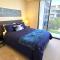 Swanky 2 bed apt with parking - easy city access