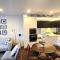 Swanky 2 bed apt with parking - easy city access