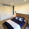 Swanky 2 bed apt with parking - easy city access