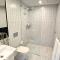 Swanky 2 bed apt with parking - easy city access