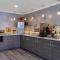 The Orchard Hotel Ukiah Wine Country Free Breakfast, Pool, & Hot Tub