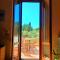 INCANTEVOLE CASA TOSCANA con travi in legno, ampia terrazza e vista sulle colline