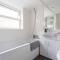 Ashton House - Stylish 2 Bedroom House, Close to Luton Town Center & Airport