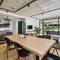 Explore the vibrant heart of Cape Town- 2 bed apmt