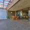 Explore the vibrant heart of Cape Town- 2 bed apmt