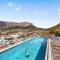 Explore the vibrant heart of Cape Town- 2 bed apmt