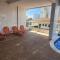 Excelente apto com piscina, localizado a 200 metros da praia