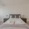 On The Beach Penthouse with Sea View - 3 bedrooms - Roof Terrace - Spa, Sauna, Gym and Pool - Sleeps 6