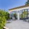 Charmant Mas à Paradou avec Piscine, Terrasse et Jardin, Près des Alpilles - FR-1-599-35