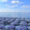 CENTRE PROMENADE Golden Square Terrace 1 min Walk to the Beach AC