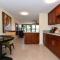 Kaleialoha 401 · KA 401 Spacious Studio w Mountain View Pool AC