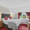 Greyhound Country Inn