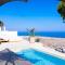 Luna Santorini Suites