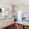 The Blue Beach House - Pet Friendly Coastal Escape in Mollymook