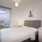 2 bed ensuite with fantastic night view and Old Trafford Stadium