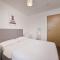 2 bed ensuite with fantastic night view and Old Trafford Stadium