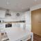 2 bed ensuite with fantastic night view and Old Trafford Stadium