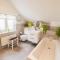 Blachington Cottage, Stunning and Central By Air Premier