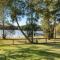 Lakeside - relaxed 3 BR waterfront retreat