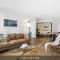 Sleek City Flat, 5-Star Location with Free Parking