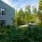 La Romane Stylish forest chalet w spa