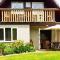 Cosy 3 Bedroom House on Cornish estate with pool
