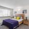 Cosy 2-Bedroom Seaside Unit Steps from Beach