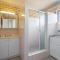 Cosy 2-Bedroom Seaside Unit Steps from Beach