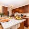 Kaleialoha 403 · Remodeled 1BD w Mountain Views Pool AC